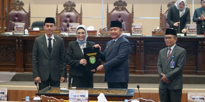 Gubernur Sumsel Herman Deru dan Ketua DPRD Sumsel Anita Noeringhati usai penandatangan berita acara persetujuan dewan tentang pertanggungjawaban pelaksanaan APBD 2022, Selasa (27/6/2023). Foto : Humas Pemprov Sumsel.