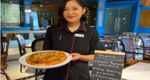 Karyawan cafe Hotel Luminor Hotel Palembang dengan sajian khasnya, Sabtu (3/6/2023). Foto : Sumselheadline/Gih.