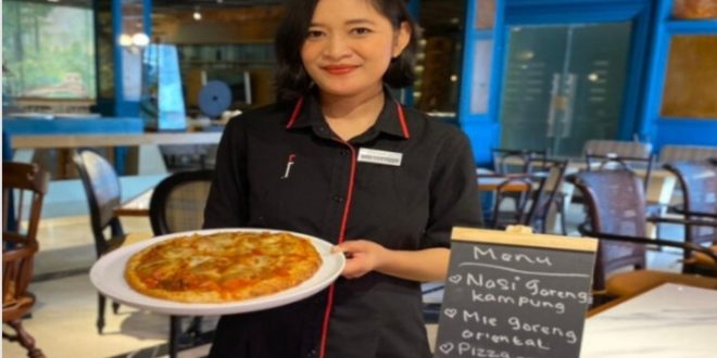 Karyawan cafe Hotel Luminor Hotel Palembang dengan sajian khasnya, Sabtu (3/6/2023). Foto : Sumselheadline/Gih.