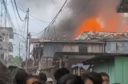Api melahap rumah di Jl Ali Gatmir Lr Kedipan, 13 Ilir Palembang, Sabtu (3/6/2023). Foto : medsos