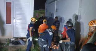 Petugas melakukan evakuasi korban yang tewas di dalam sumur beracun, Sabtu (3/6/2023). Foto : Dok Polres Lubuklinggau