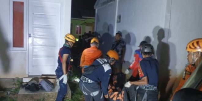 Petugas melakukan evakuasi korban yang tewas di dalam sumur beracun, Sabtu (3/6/2023). Foto : Dok Polres Lubuklinggau