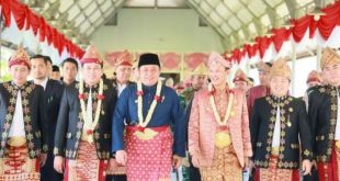 Gubernur Sumsel Herman Deru disambut Walikota Harnojoyo saat tiba di paripurna DPRD dalam rangka HUT Kota Palembang, Sabtu (17/6/2023). Foto : Humas Pemprov Sumsel.