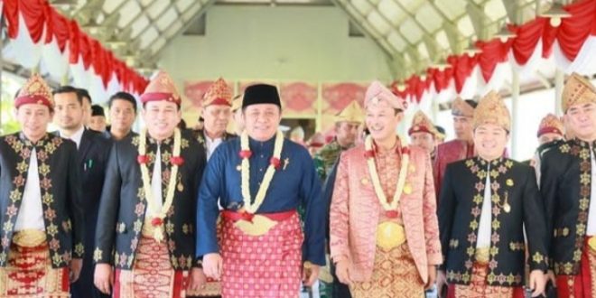 Gubernur Sumsel Herman Deru disambut Walikota Harnojoyo saat tiba di paripurna DPRD dalam rangka HUT Kota Palembang, Sabtu (17/6/2023). Foto : Humas Pemprov Sumsel.
