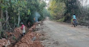 Para pekerja memasang pipa jaringan air bersih ke Desa Rimba Ukur, Sekayu. Foto : Dok Dinperkim Muba.