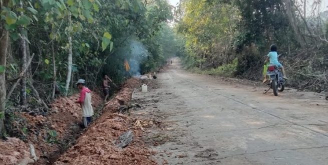 Para pekerja memasang pipa jaringan air bersih ke Desa Rimba Ukur, Sekayu. Foto : Dok Dinperkim Muba.
