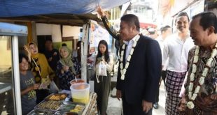 Gubernur Sumsel berdialog dengan para pedagang pada Festival Makanan Bingen di Lorong Roda Palembang, Sabtu (24/6/2023). Foto : Humas Pemprov Sumsel.