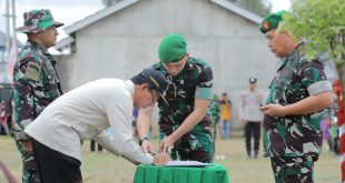 Walikota Palembang, Harnojoyo menandatangan berita acara penutupan kegiatan TMMD ke-116 Kodim 0418/Palembang di Kampung Serang, Kelurahan Karya Mulya, Kecamatan Sematang Borang, Kamis (8/6/2023). Foto : Kominfo Palembang.