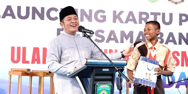 Gubernur Sumsel Herman Deru saat berdialog dengan siswa saat melaunching Bank Mini di Semendawai Timur, OKU Timur, Minggu (11/6/2023). Foto : Humas Pemprov Sumsel.
