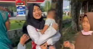 Dua wanita menemukan bayi di depan SPBU Plaju, Palembang, Jumat (2/6/2023). Foto : screenshot video medsos.