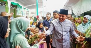 Gubernur Sumsel Herman Deru disambut antusias ibu-ibu saat menghadiri pengajian Akbar Ahad Pon Yayasan Idarotul Hidayah di Ponpes Romadhon Desa Kotabaru Barat, Kecamatan Martapura, Kabupaten OKU Timur, Minggu (11/6) siang. Foto : Humas Pemprov Sumsel.