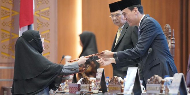 Perwakilan Fraksi menyampaikan pandangan umumnya terhadap penjelasan Gubernur Sumsel tentang Rancangan Peraturan Daerah (Raperda) Pertanggungjawaban Pelaksanaan Anggaran Pendapatan dan Belanja Daerah (APBD) Sumsel tahun anggaran (TA) 2022. Foto : Humas DPRD Sumsel.