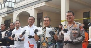 Kabareskrim Komjen Polisi Agus Andrianto dan tim menunjukkan barang bukti hasil pabrik pembuatan ekstasi jaringan internasional di Kabupaten Tangerang, Banten, Jumat (2/6/2023). Foto : ANTARA.