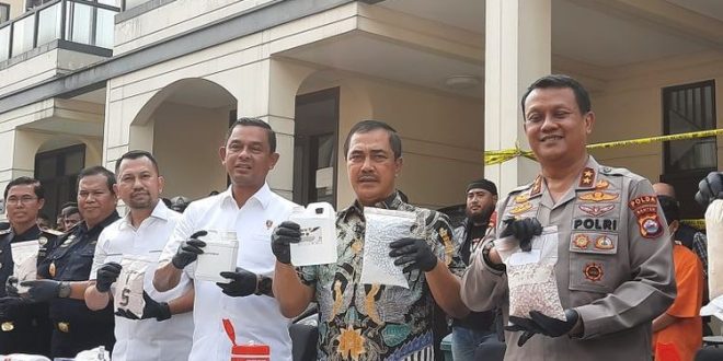 Kabareskrim Komjen Polisi Agus Andrianto dan tim menunjukkan barang bukti hasil pabrik pembuatan ekstasi jaringan internasional di Kabupaten Tangerang, Banten, Jumat (2/6/2023). Foto : ANTARA.