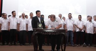 Musni Wijaya, Ketua PBSI Muba, mendatangani berita acara pekantikan, disaksikan Ketum PBSI Sumsel, Amrulah, di Sekayu, Minggu (11/6/2023). Foto : Dinkominfo Muba.