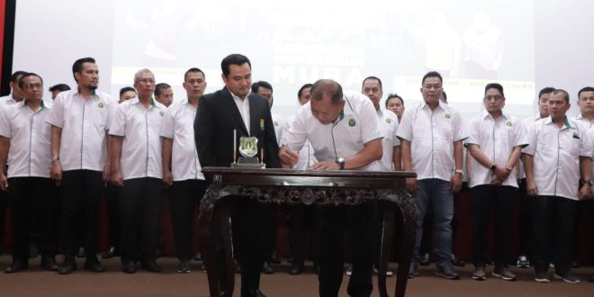 Musni Wijaya, Ketua PBSI Muba, mendatangani berita acara pekantikan, disaksikan Ketum PBSI Sumsel, Amrulah, di Sekayu, Minggu (11/6/2023). Foto : Dinkominfo Muba.