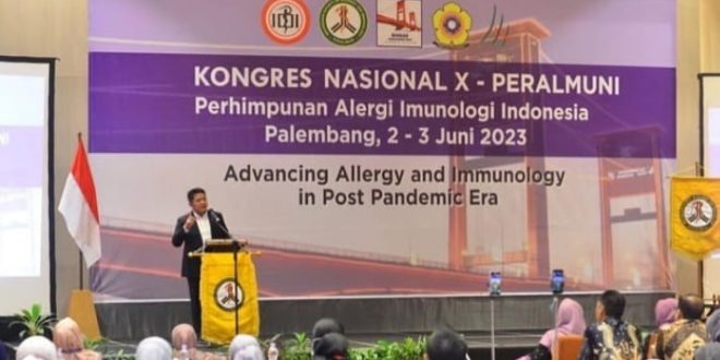 Gubernur Sumsel Herman Deru saat menghadiri Kongres Nasional X dan Immunovestival Perhimpunan Alergi Imunologi Indonesia (Peralmuni) di Ballroom Novotel Palembang, Sabtu (3/6/2023). Foto : Humas Pemprov Sumsel.