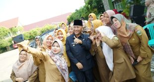 Pj Bupati Muba, Apriyadi selfi bersama para guru dan TU SMAN 1 Sekayu, Senin (12/6/2023). Foto : Dinkominfo Muba.
