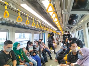 Para penumpang memanfaatkan transportasi LRT secara gratis, Senin (3/7/2023). Foto : Sumselheadline/ Pitria.