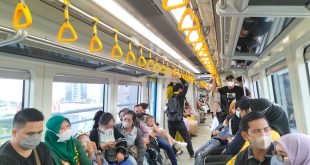 Para penumpang memanfaatkan transportasi LRT secara gratis, Senin (3/7/2023). Foto : Sumselheadline/ Pitria.