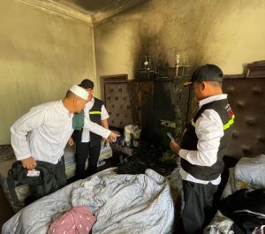 Sebuah kamar hotel jemaah haji Indonesia di kawasan Syisa, Makkah terbakar sebagian, Selasa (4/7/2023). Foto : Dok Panitia Haji Makkah.
