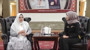 Hj Asna Aini, istri Pj Bupati Muba Apriyadi, saat podcast sebuah radio di Sekayu, Selasa (4/7/2023. Foto : Dinkominfo Muba.