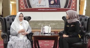Hj Asna Aini, istri Pj Bupati Muba Apriyadi, saat podcast sebuah radio di Sekayu, Selasa (4/7/2023. Foto : Dinkominfo Muba.