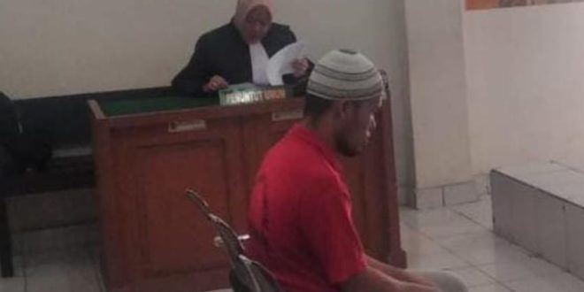 Daksi, terpidana kepemilikan senpi, divonis 15 bulan penjara oleh hakim PN Palembang, Rabu (5/7/2023). Foto : Sumselheadline/ Ela
