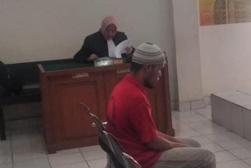 Daksi, terpidana kepemilikan senpi, divonis 15 bulan penjara oleh hakim PN Palembang, Rabu (5/7/2023). Foto : Sumselheadline/ Ela