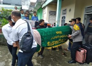Jenazah Yoci (21) yang diduga bunuh diri, saat akan dikebumikan, Kamis (6/7/2023). Foto : Sumselheadline/Ela