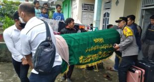Jenazah Yoci (21) yang diduga bunuh diri, saat akan dikebumikan, Kamis (6/7/2023). Foto : Sumselheadline/Ela