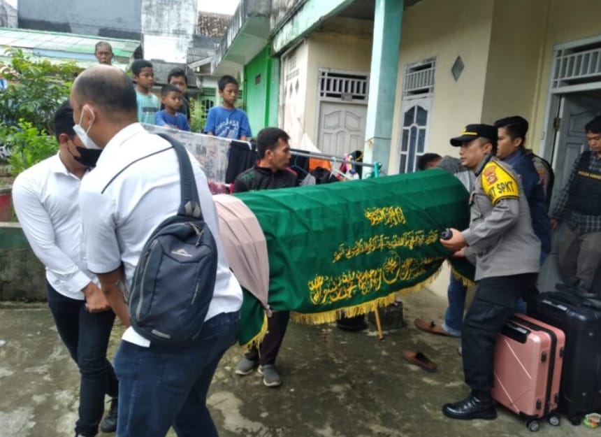 Jenazah Yoci (21) yang diduga bunuh diri, saat akan dikebumikan, Kamis (6/7/2023). Foto : Sumselheadline/Ela