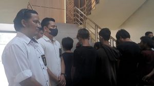Polisi mengamankan 13 bocil yang sering ikut memalak sopir di simpang Macan Lindungan, Palembang, Kamis (6/7/2023). Foto : Sumselheadline/Ela