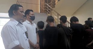 Polisi mengamankan 13 bocil yang sering ikut memalak sopir di simpang Macan Lindungan, Palembang, Kamis (6/7/2023). Foto : Sumselheadline/Ela