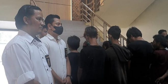 Polisi mengamankan 13 bocil yang sering ikut memalak sopir di simpang Macan Lindungan, Palembang, Kamis (6/7/2023). Foto : Sumselheadline/Ela