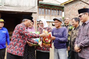 Pj Bupati Muba, Apriyadi bersama istri meninjau pembangunan bantuan stimulan perumahan swadaya di Desa Epil, Kamis (6/7/2023). Foto : Dinkominfo Muba