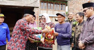 Pj Bupati Muba, Apriyadi bersama istri meninjau pembangunan bantuan stimulan perumahan swadaya di Desa Epil, Kamis (6/7/2023). Foto : Dinkominfo Muba