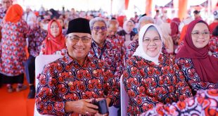 Pj Bupati Muba Apriyadi dan istri saat hadir di puncak Harganas di lapangan Pemkab Banyuasin, Kamis (6/7/2023). Foto : Dinkominfo Muba.