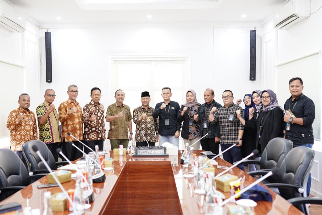 Pj Bupati Muba, Apriyadi menerima kunjungan pimpinan PT PNM di kantor Perwakilan Pemkab Muba di Palembang, Jumat (7/7/2023). Foto : Sumselheadline/Fer
