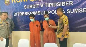 Dua tersangka US dan FR dibekuk karena kasus penipuan jual beli beras, Jumat (7/7/2024). Foto : Sumselheadline/Ela