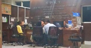 Ditemani orangtuanya, seorang gadis belia melapor ke Polrestabes Palembang, Jumat (7/7/2023). Foto : Sumselheadline/Ela