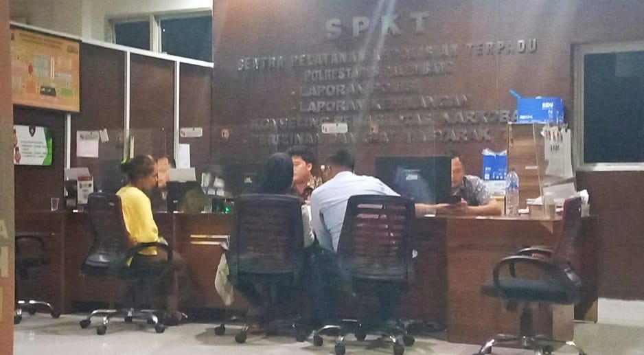 Ditemani orangtuanya, seorang gadis belia melapor ke Polrestabes Palembang, Jumat (7/7/2023). Foto : Sumselheadline/Ela