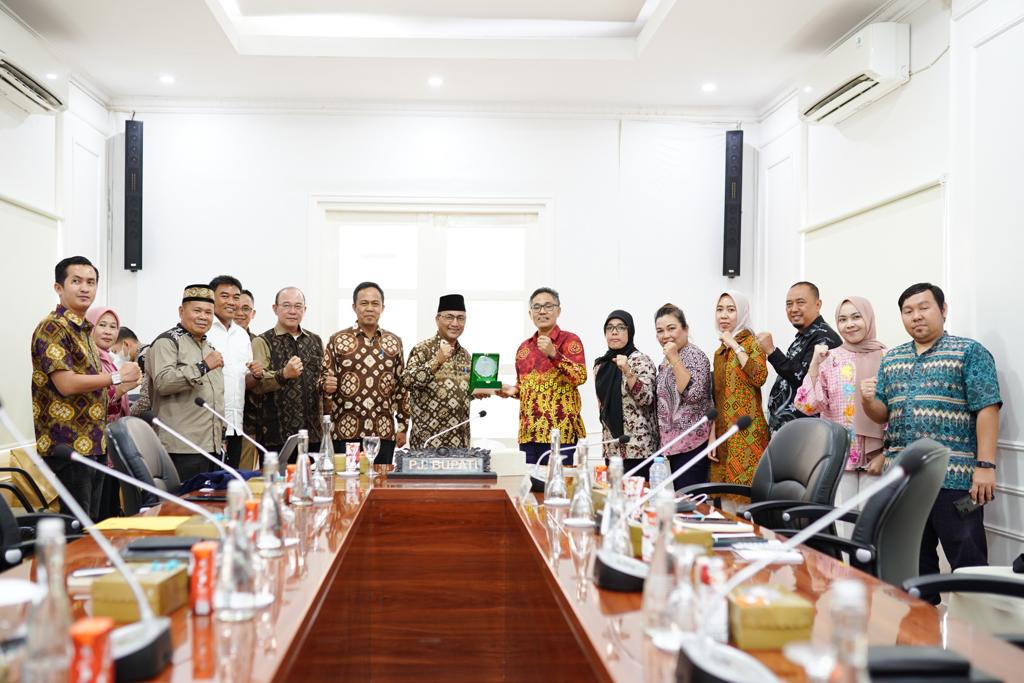 Pj Bupati Muba, Apriyadi menerima pengurus ADINKES di kantor perwakilan Pemkab Muba di Palembang, Jumat (7/7/2023). Foto : Dinkominfo Muba