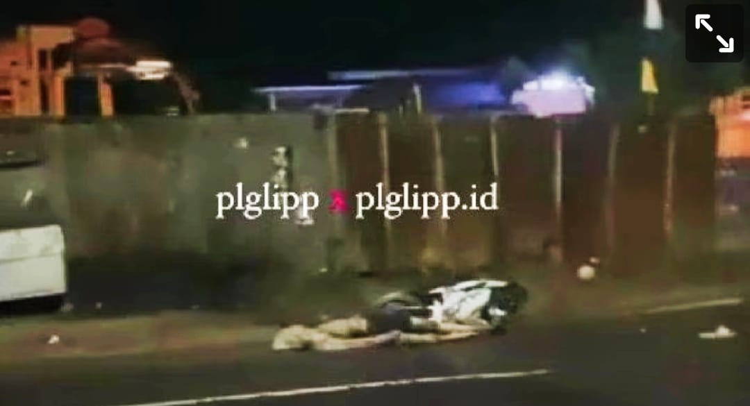 Seorang meninggal dunia setelah jatuh dari motor saat dikejar dua orang bersenjata tajam, Minggu (9/7/2023) dini hari. Foto : sceeenshot medsos.