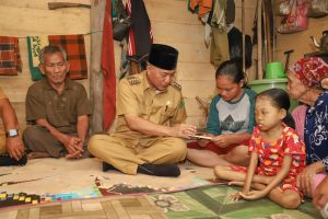 Pj Bupati Muba, Apriyadi memberikan bantuan pada warga kurang mampu di Kota Sekayu. Foto : Dinkominfo Muba.