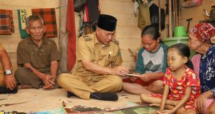 Pj Bupati Muba, Apriyadi memberikan bantuan pada warga kurang mampu di Kota Sekayu. Foto : Dinkominfo Muba.