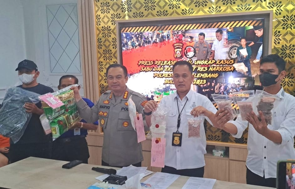 Kapoltrestabes Palembang, Kombes Pol Harryo Sugihartono didampingi Kasat Narkoba, AKBP Mario Ivanry saat pers rilis, Senin (10/7/2023). Foto : Sumselheadline/Ela