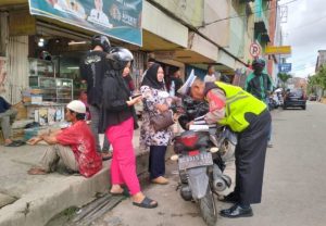 Polisi melakukan tilang terhadap pengendara yang melanggar aturan berlalulintas dalam operasi patuh musi di Palembang, Senin (10/7/2023). Foto : Sumselheadline/Ela