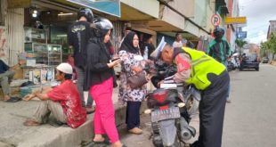 Polisi melakukan tilang terhadap pengendara yang melanggar aturan berlalulintas dalam operasi patuh musi di Palembang, Senin (10/7/2023). Foto : Sumselheadline/Ela