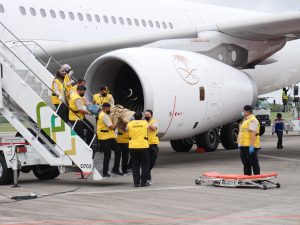 Proses evakuasi satu jemaah haji kloter 4 untuk dirujuk ke rumah sakit saat tiba di Bandara SMB II Palembang, Selasa (11/7/2023). Foto : Sumselheadline/pitria